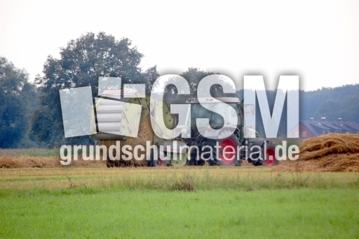 Traktor mit Heuballenmaschine_3.JPG